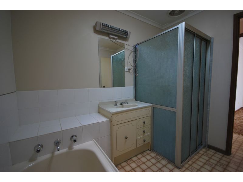 2/8 Lyall Street, Cranbourne VIC 3977