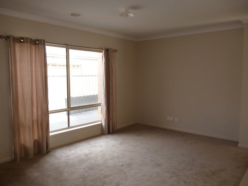 30 Kindred Avenue, Cranbourne North VIC 3977