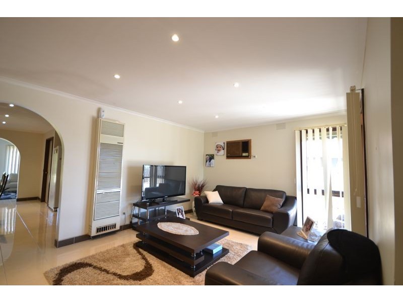 16 Arleon Crescent, Cranbourne VIC 3977