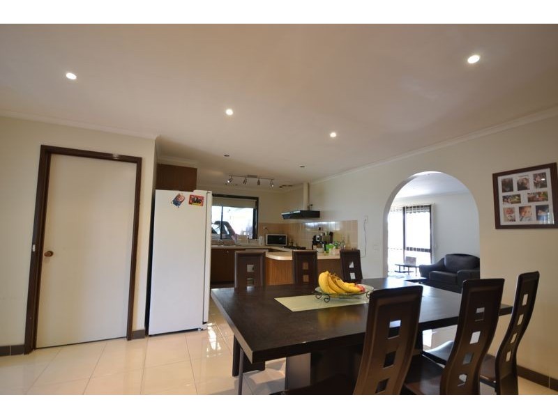 16 Arleon Crescent, Cranbourne VIC 3977
