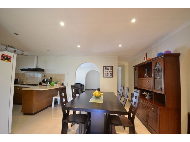 16 Arleon Crescent, Cranbourne VIC 3977