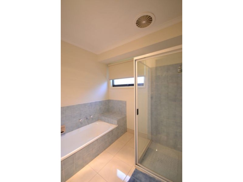 16 Arleon Crescent, Cranbourne VIC 3977