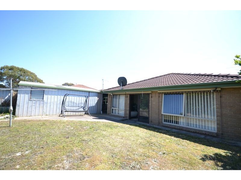 16 Arleon Crescent, Cranbourne VIC 3977
