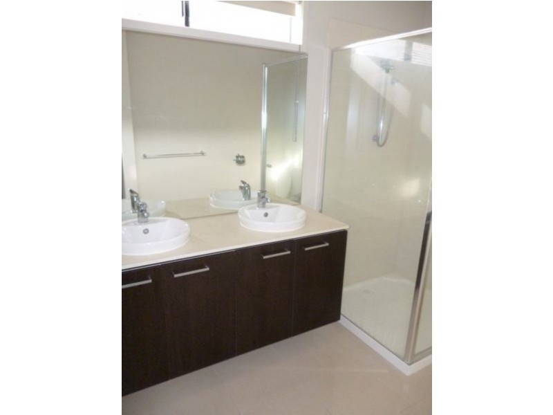 25 Downing Square, Pakenham VIC 3810