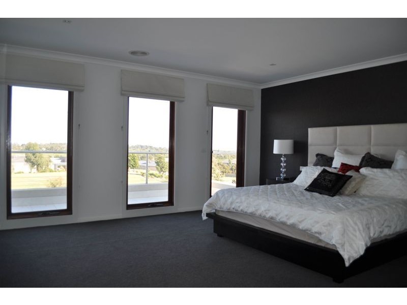 33 Waterhouse Way, Cranbourne VIC 3977