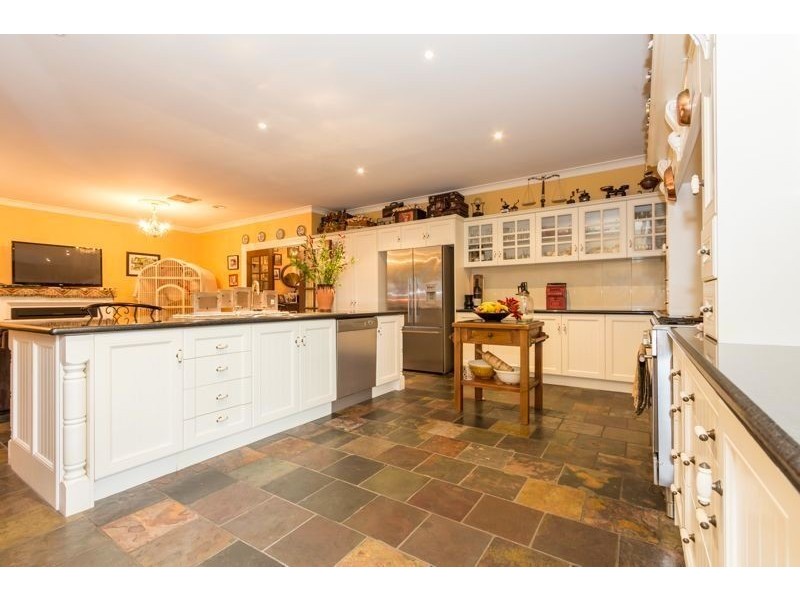 33 Dunferline Crescent, Cranbourne VIC 3977