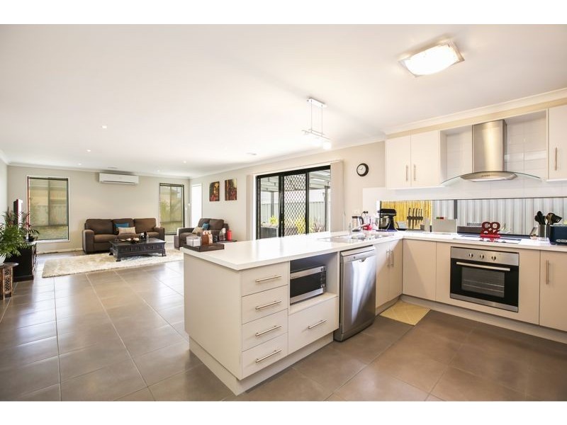 13 Foxhound Grove, Cranbourne East VIC 3977