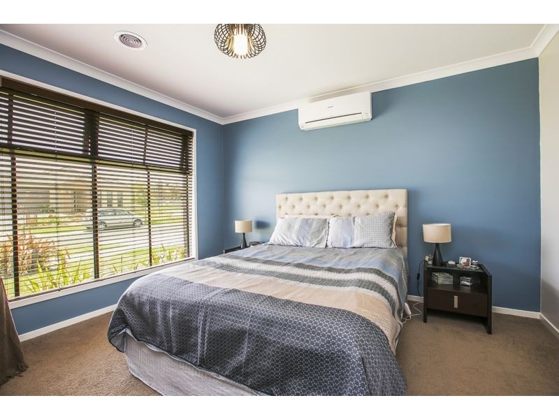 13 Foxhound Grove, Cranbourne East VIC 3977