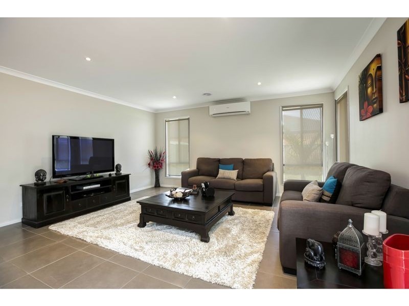 13 Foxhound Grove, Cranbourne East VIC 3977