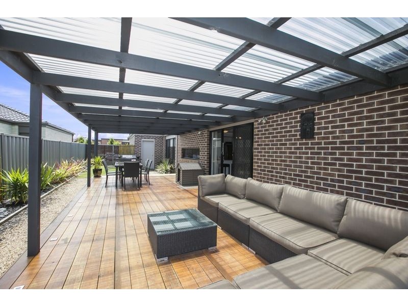 13 Foxhound Grove, Cranbourne East VIC 3977