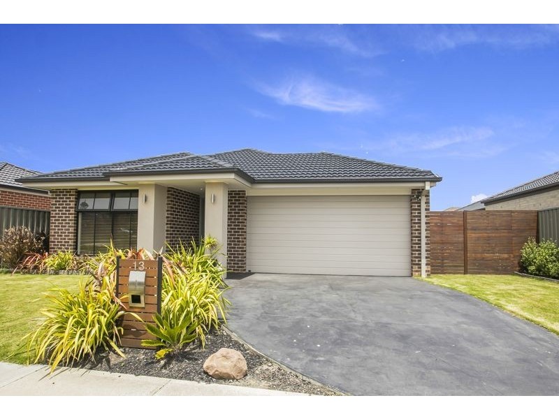 13 Foxhound Grove, Cranbourne East VIC 3977