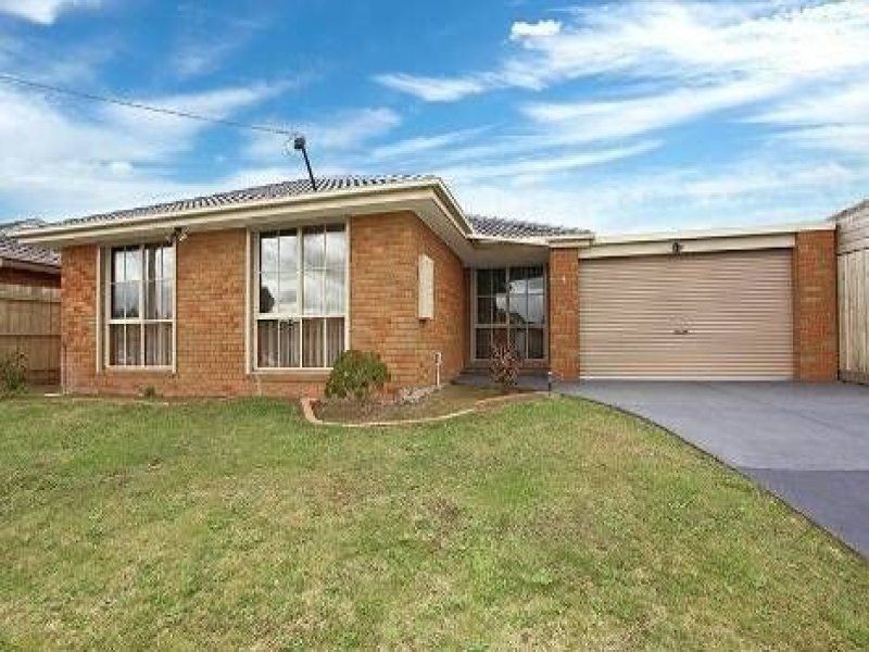 8 Sapphire Drive, Hampton Park VIC 3976