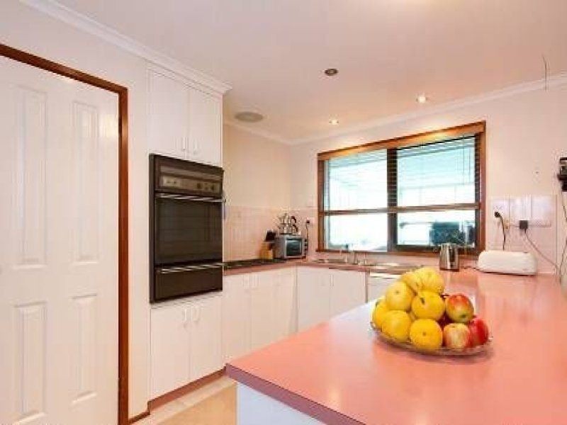 8 Sapphire Drive, Hampton Park VIC 3976