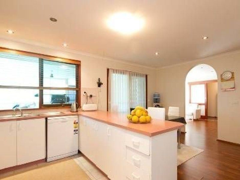 8 Sapphire Drive, Hampton Park VIC 3976