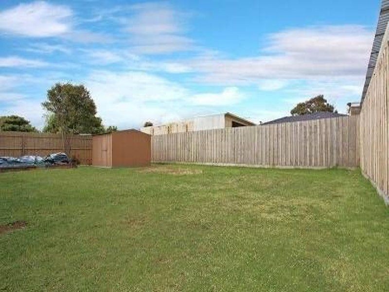8 Sapphire Drive, Hampton Park VIC 3976