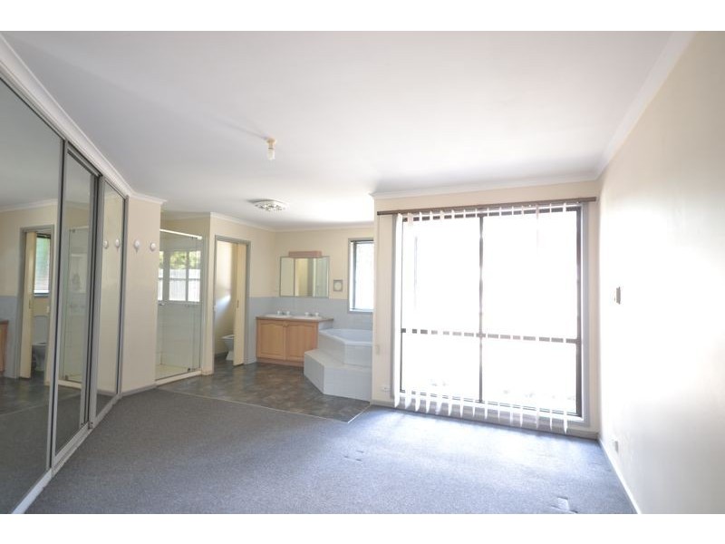 5 Yew Court, Cranbourne North VIC 3977