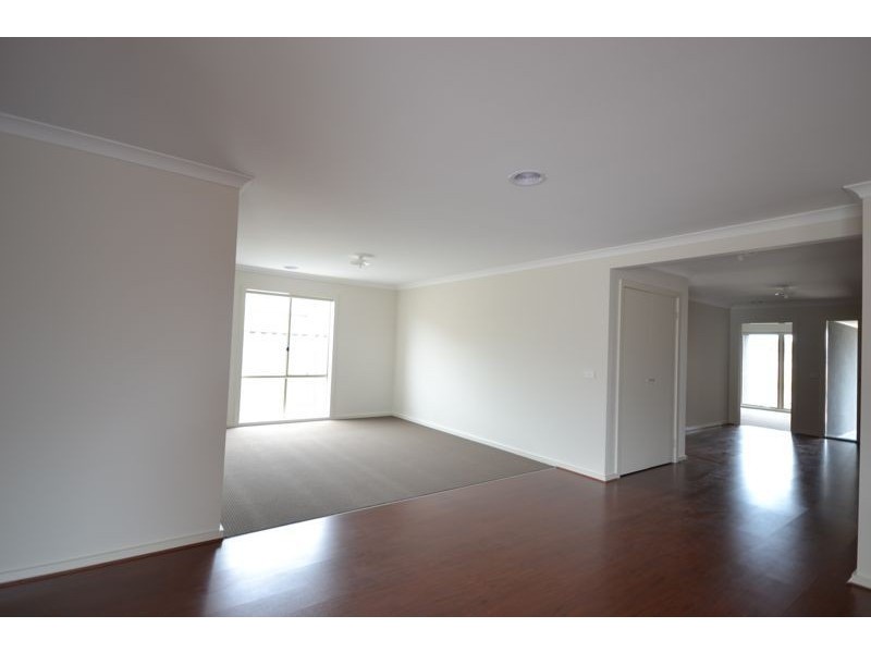 20 Dash Drive, Cranbourne East VIC 3977