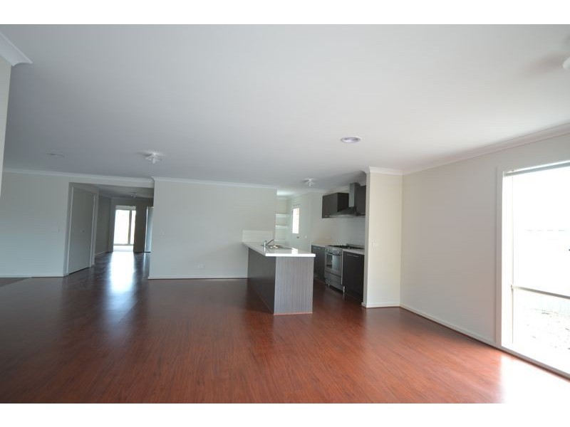 20 Dash Drive, Cranbourne East VIC 3977