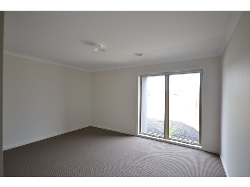 20 Dash Drive, Cranbourne East VIC 3977