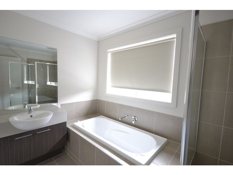 20 Dash Drive, Cranbourne East VIC 3977