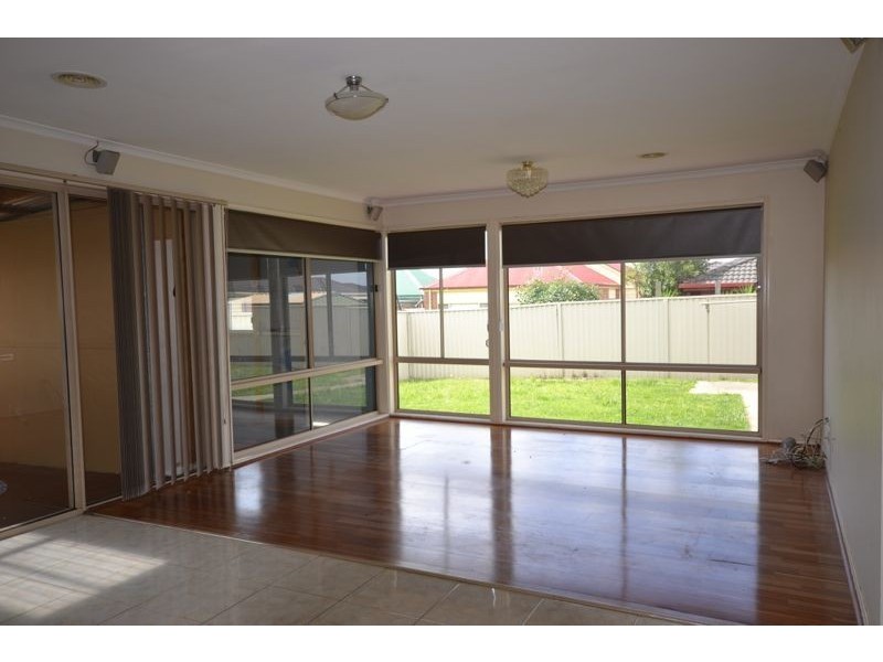 16 Cromwell Lane, Cranbourne East VIC 3977