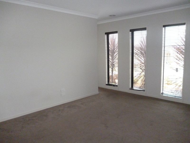 25 Downing Square, Pakenham VIC 3810