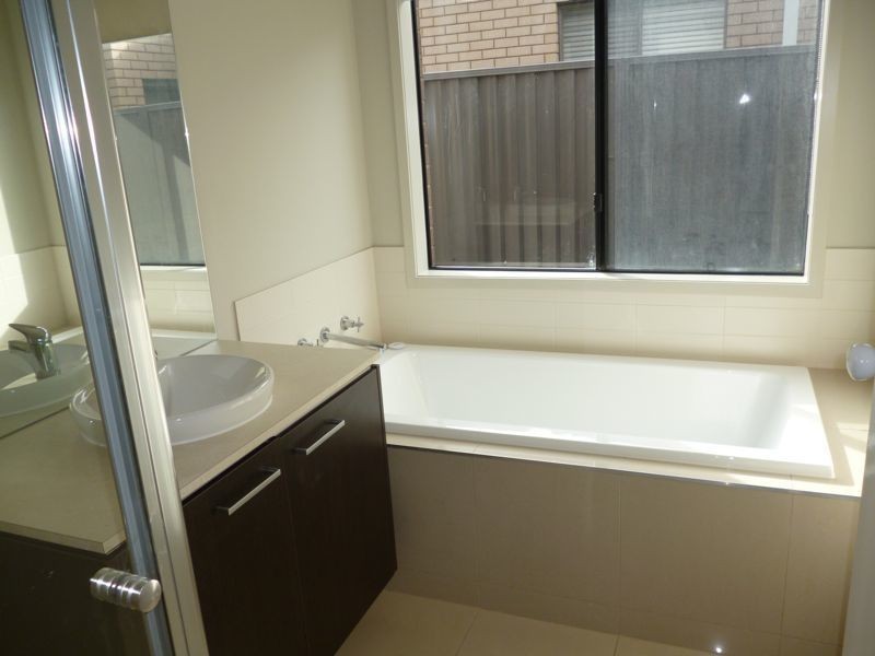 25 Downing Square, Pakenham VIC 3810