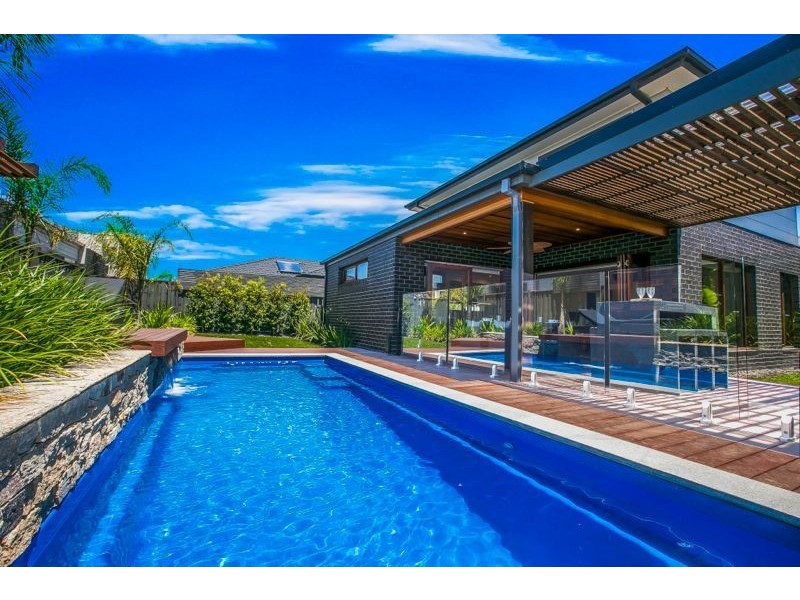 14 Pasadena Boulevard, Cranbourne East VIC 3977