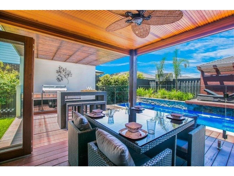 14 Pasadena Boulevard, Cranbourne East VIC 3977