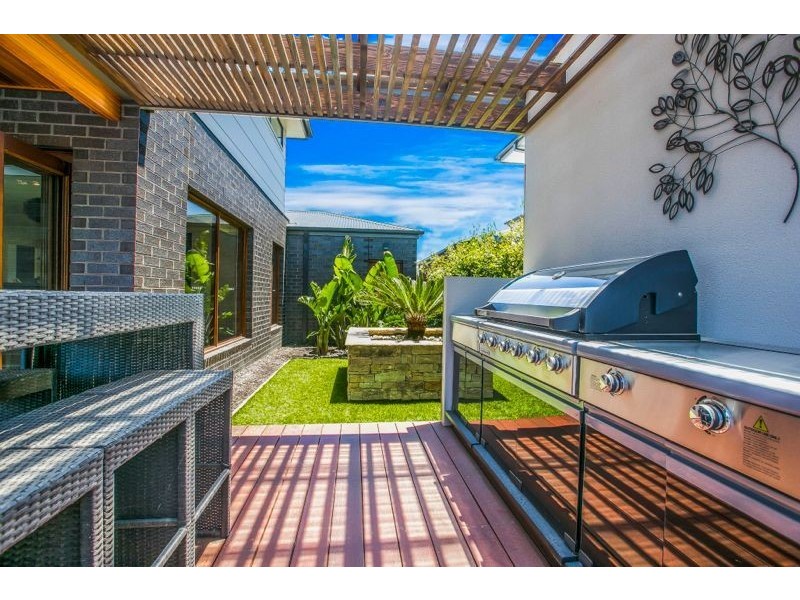 14 Pasadena Boulevard, Cranbourne East VIC 3977