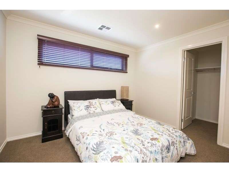 14 Pasadena Boulevard, Cranbourne East VIC 3977