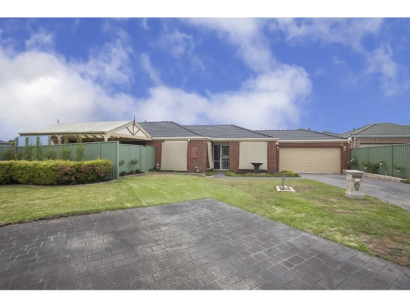 18 Oak Post Place, Cranbourne East VIC 3977