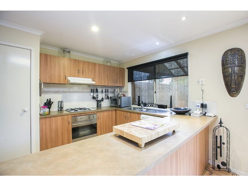 18 Oak Post Place, Cranbourne East VIC 3977