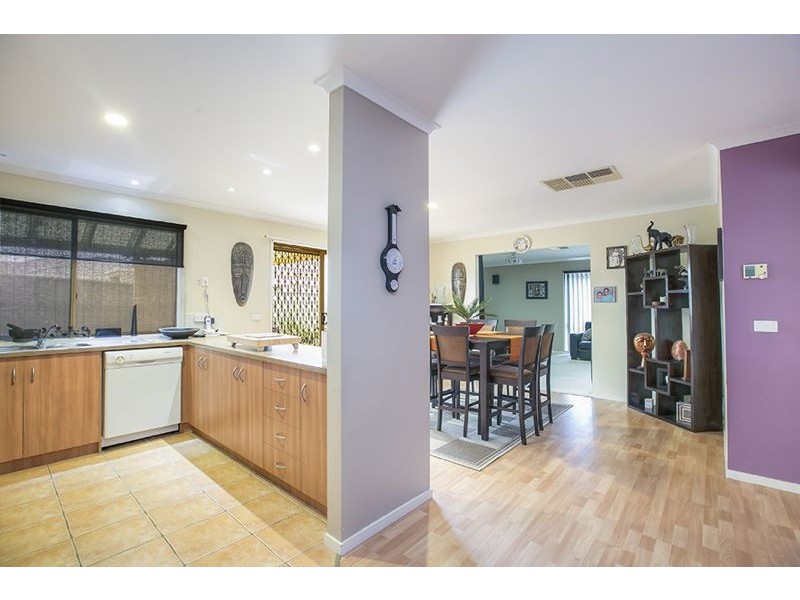 18 Oak Post Place, Cranbourne East VIC 3977