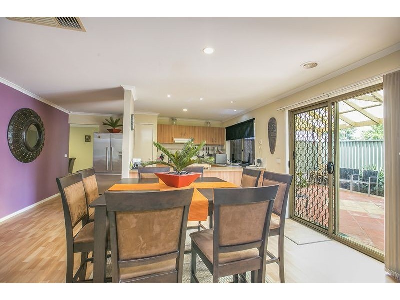 18 Oak Post Place, Cranbourne East VIC 3977