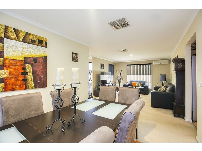 18 Oak Post Place, Cranbourne East VIC 3977