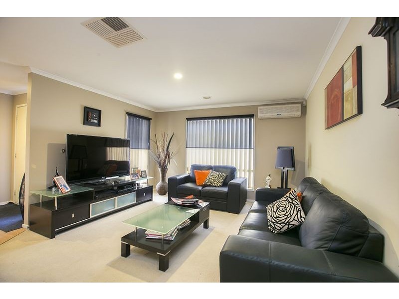 18 Oak Post Place, Cranbourne East VIC 3977