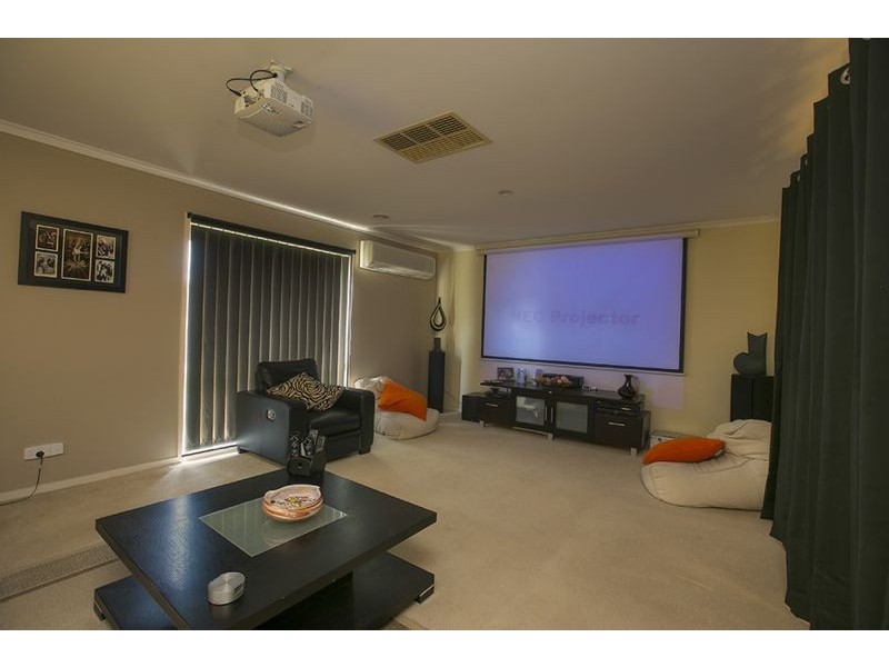 18 Oak Post Place, Cranbourne East VIC 3977