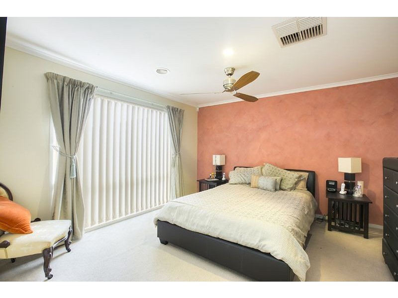 18 Oak Post Place, Cranbourne East VIC 3977