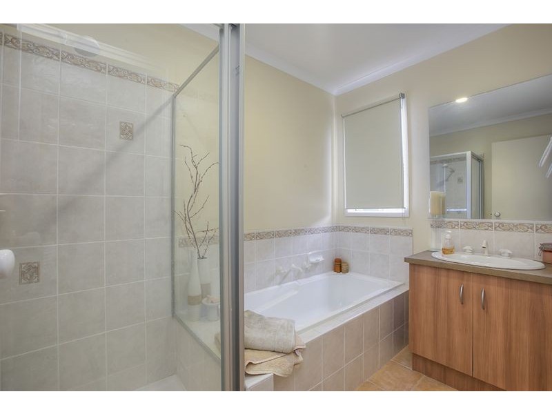 18 Oak Post Place, Cranbourne East VIC 3977