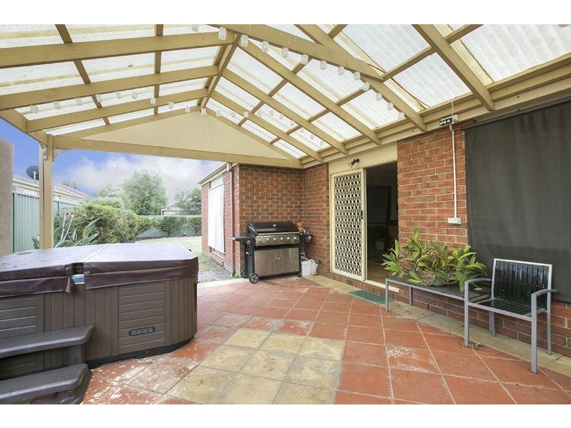 18 Oak Post Place, Cranbourne East VIC 3977