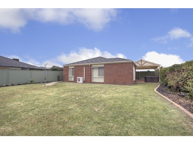 18 Oak Post Place, Cranbourne East VIC 3977