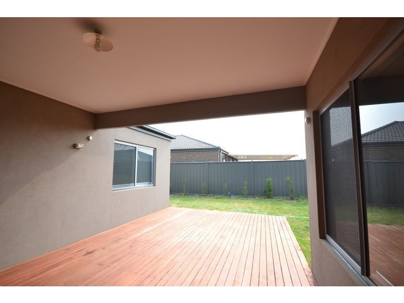 17 Cerbera Bend, Cranbourne North VIC 3977