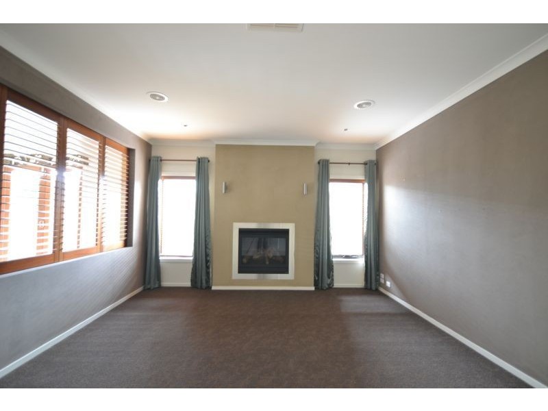 3 Nature Circuit, Cranbourne North VIC 3977