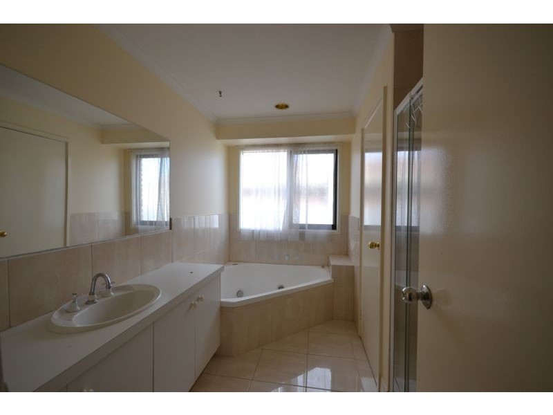 33 Fleetwood Drive, Narre Warren VIC 3805