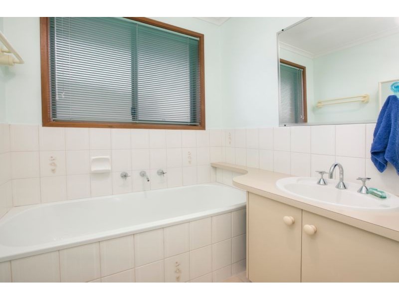 2/24 Princess Maria Place, Hampton Park VIC 3976