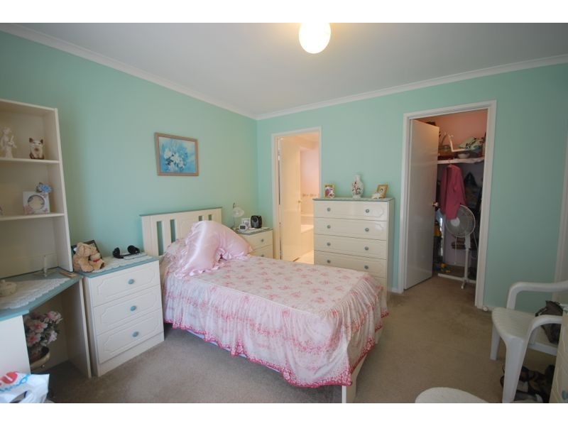 16 Marnie Drive, Cranbourne West VIC 3977