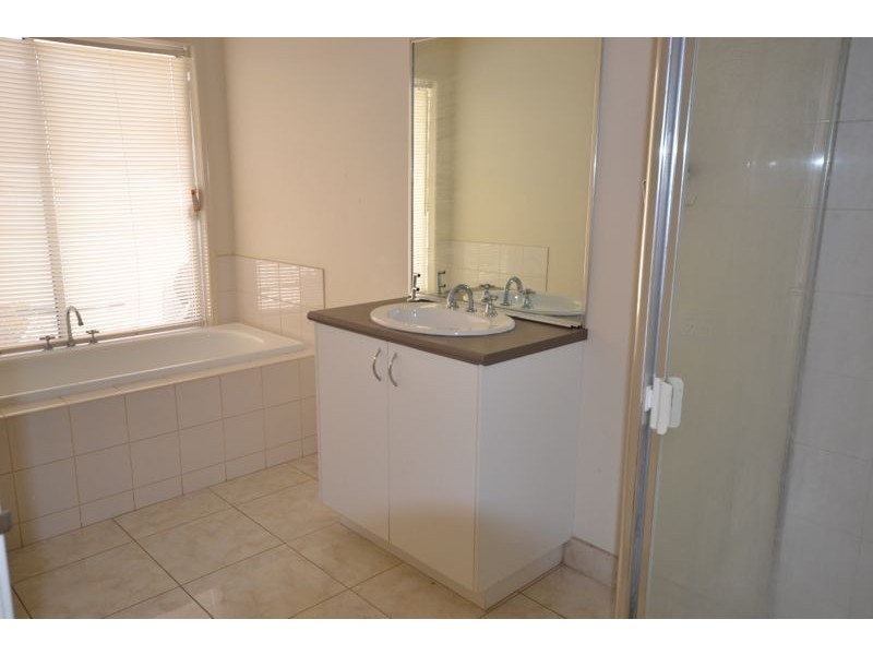 16 Cromwell Lane, Cranbourne East VIC 3977