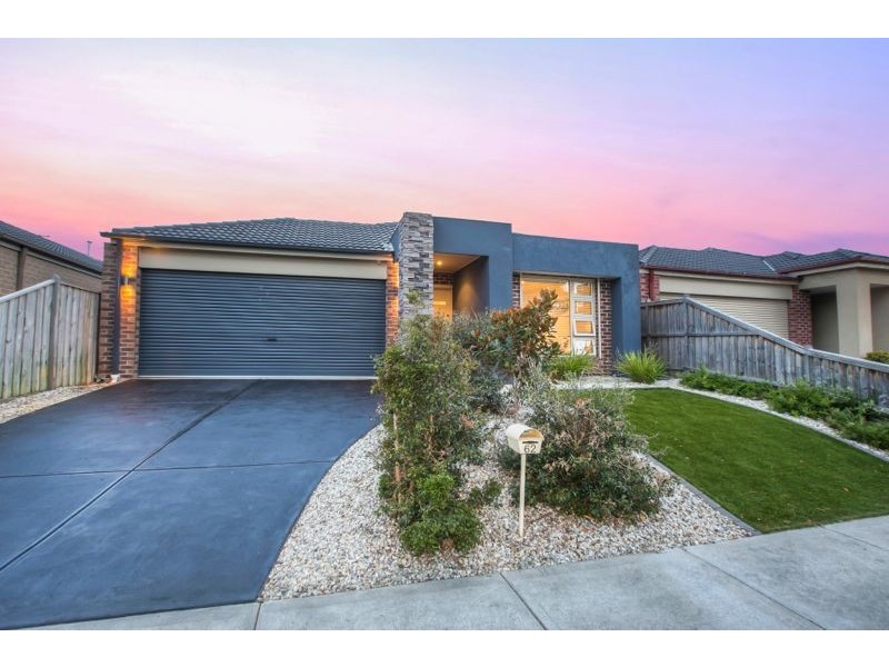 62 Sussex Avenue, Cranbourne North VIC 3977