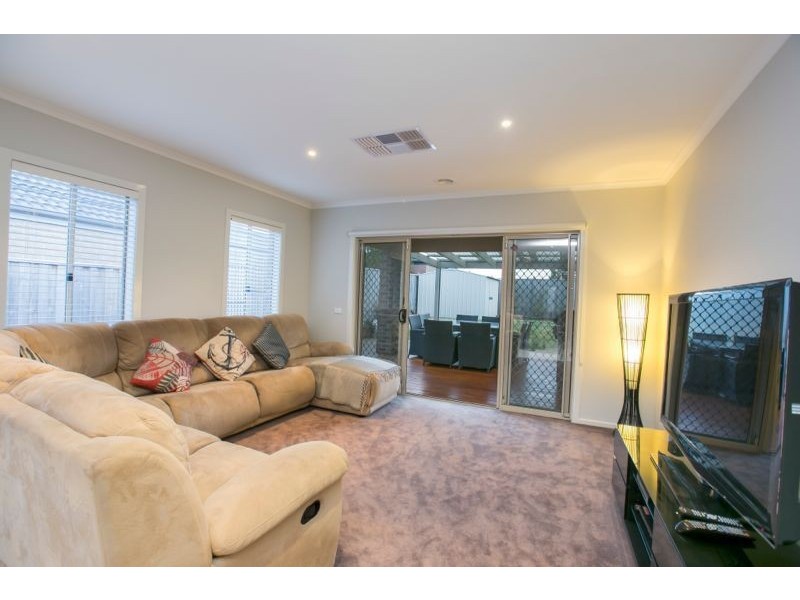 62 Sussex Avenue, Cranbourne North VIC 3977